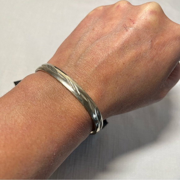 Elegant Silver Plated Bangle Bracelet. Safety chain. Etched. Hinged. Vintage - Picture 7 of 8